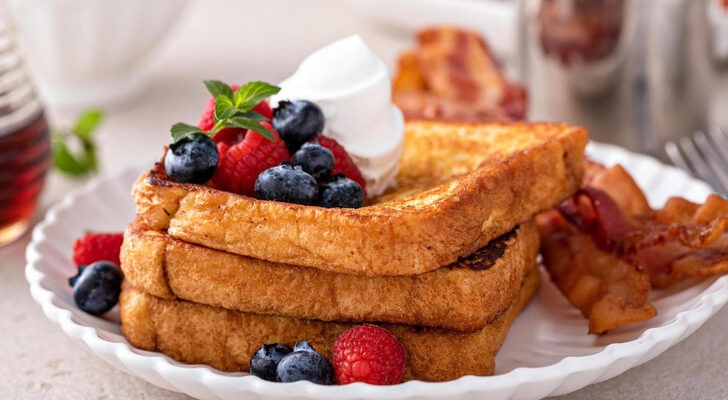 Завтрак мечты: как приготовить французские тосты с хрустящей карамелью и ванильным соусом