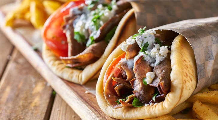 «Греческий сэндвич»: как приготовить гирос с курицей дома — это займет всего 20 минут