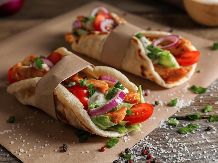 «Греческий сэндвич»: как приготовить гирос из курицы дома – это займет всего 20 минут
