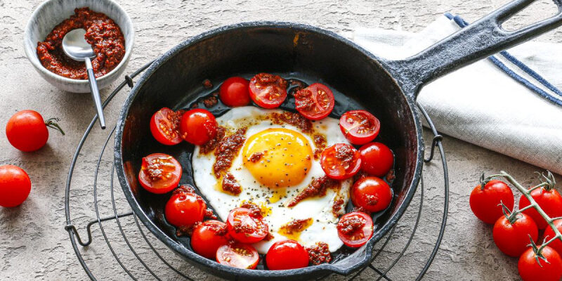 Яичница с помидорами черри и аджикой, пошаговый рецепт с фото