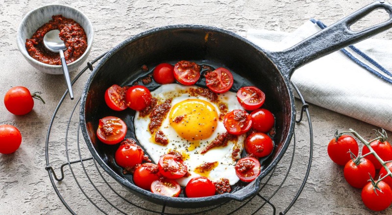 Яичница с помидорами черри и аджикой, пошаговый рецепт с фото