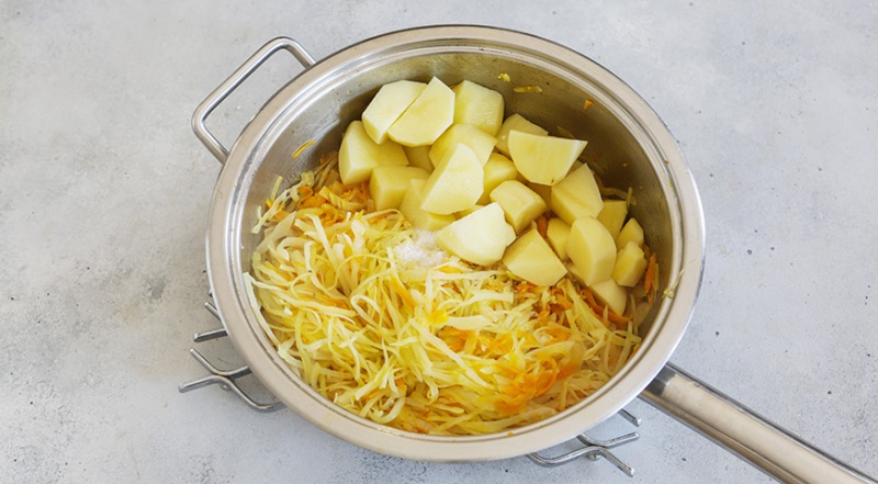 Картофель с тушеной капустой, пошаговый рецепт с фото на 433 ккал