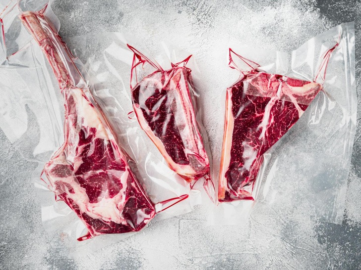 Прощай, здоровье: 9 ошибок при разморозке мяса, которые делают его опасным