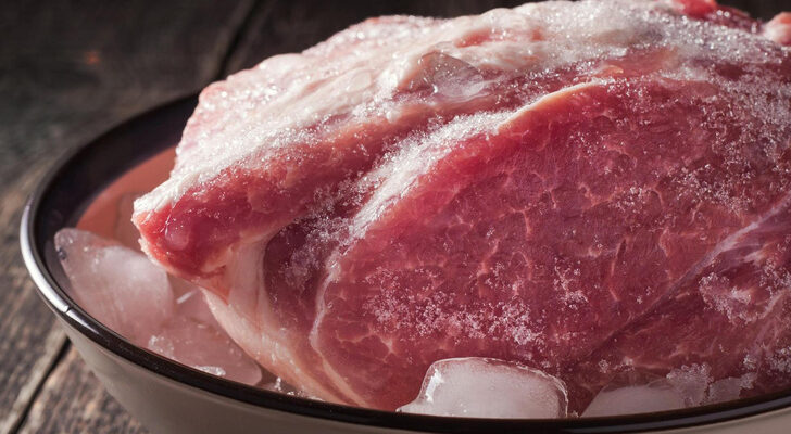 Прощай, здоровье: 9 ошибок при разморозке мяса, которые делают его опасным