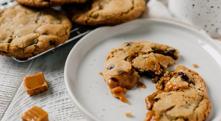 Просто бомба: рецепт шоколадного печенья с тающей карамелью — вы должны его попробовать
