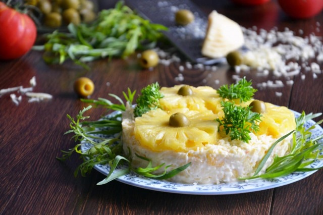 Ананасовый салат с сыром и чесноком