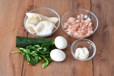 Салатные яйца с кальмарами и креветками