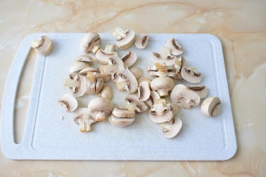 Куриный салат с грибами и луком