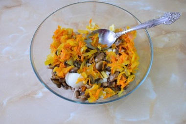 Куриный салат с грибами и луком