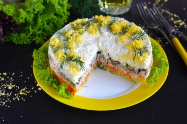 Классический салат «Мимоза» с рыбными консервами и картофелем