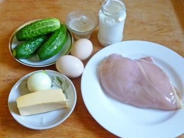 Салат Нежность с огурцами, курицей и сыром