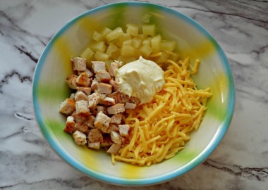 Салат с ананасом и курицей и сыром с чесноком