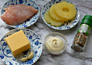 Салат с ананасом и курицей и сыром с чесноком