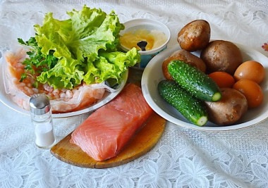 Салат с красной рыбой и креветками слоями