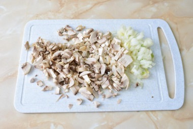 Салат с курицей, черносливом и грибами