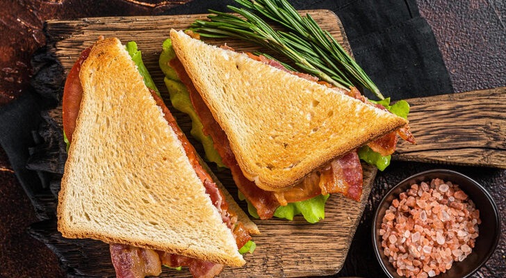 Сытный клаб-сэндвич: идеальный завтрак за 15 минут, который зарядит энергией
