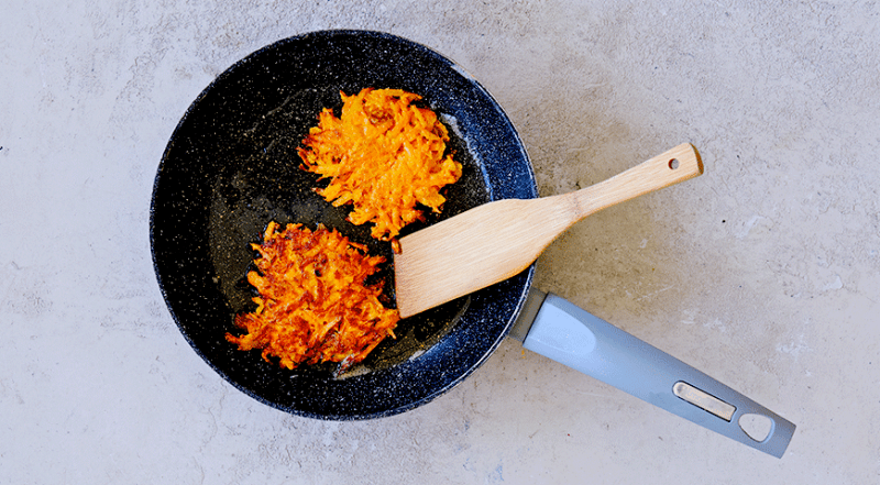 Морковные оладьи с изюмом в духовке, пошаговый рецепт с фото