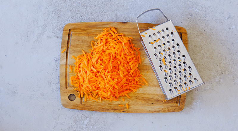 Морковные оладьи с изюмом в духовке, пошаговый рецепт с фото