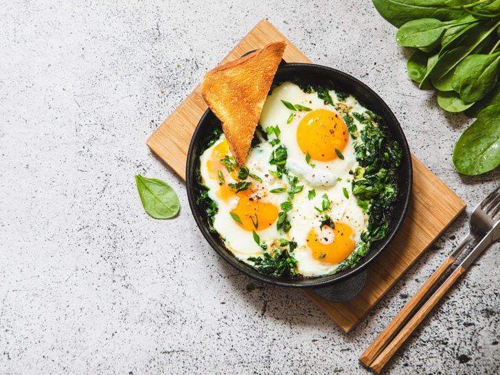 Блестящая идея: как пожарить яйца без масла и сковороды – этот способ вас удивит