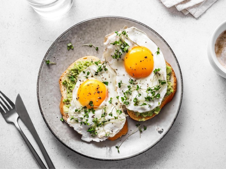 Блестящая идея: как пожарить яйца без масла и сковороды – этот способ вас удивит