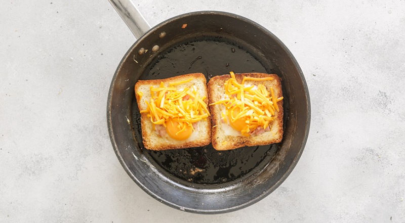 Яичница в хлебе на сковороде с колбасой и сыром, пошаговый рецепт с фото на 836 ккал