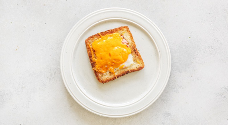 Яичница в хлебе на сковороде с колбасой и сыром, пошаговый рецепт с фото на 836 ккал