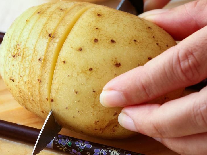 Картошка с сыром и ветчиной: рецепт сытного ужина для всей семьи, который удивит своей простотой