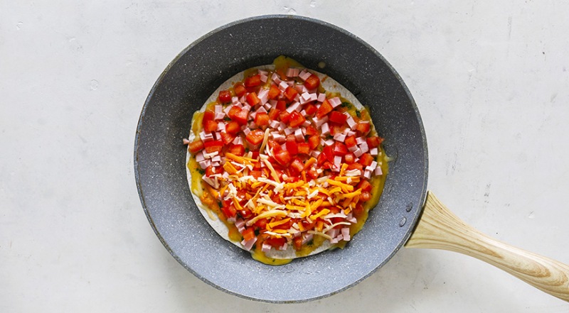 Лаваш с сыром, колбасой, помидорами и яйцом на сковороде, пошаговый рецепт с фото на 374 ккал