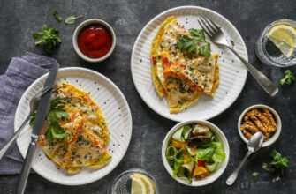 Лаваш с сыром, колбасой, помидорами и яйцами на сковородке, пошаговый рецепт с фото на 374 ккал