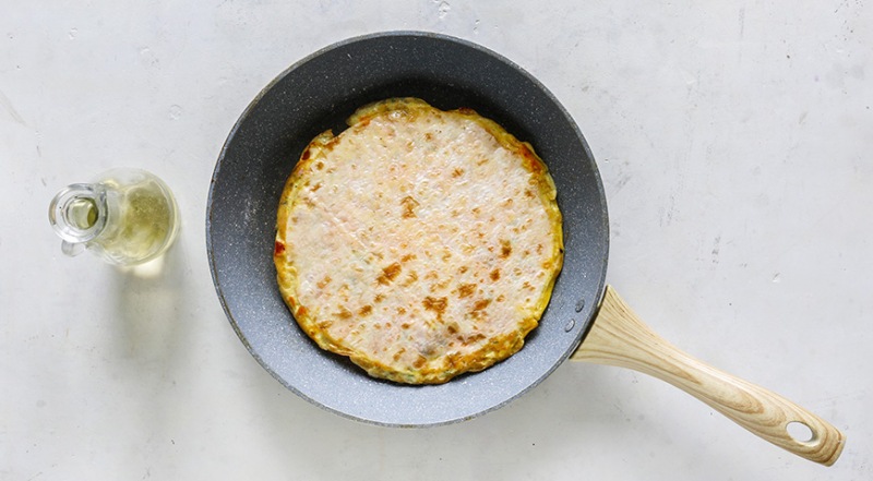 Лаваш с сыром, колбасой, помидорами и яйцом на сковороде, пошаговый рецепт с фото на 374 ккал