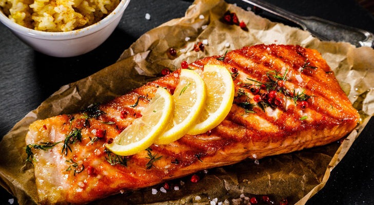Маринованный лосось с соусом чили: экспресс-ужин за 10 минут, который покорит вашу семью