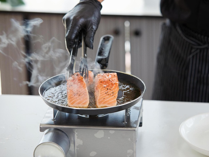 Маринованный лосось с соусом чили: быстрый ужин за 10 минут, который понравится вашей семье