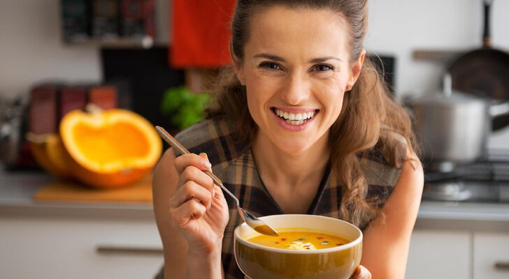 На скорую руку: 5 рецептов супов в микроволновке, которые поражают простотой