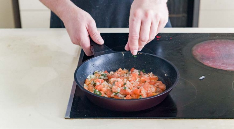 Омлет с помидорами, пошаговый рецепт с фото на 283 ккал