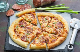 Пицца с копченой колбасой и сыром, пошаговый рецепт с фото на 303 ккал