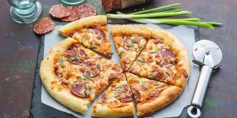 Пицца с копченой колбасой и сыром, пошаговый рецепт с фото на 303 ккал