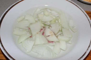 Салат из черепахи с курицей, грецкими орехами и яблоками