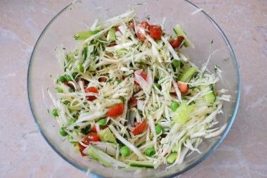 Салат из капусты с зеленым горошком