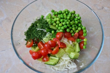 Салат из капусты с зеленым горошком