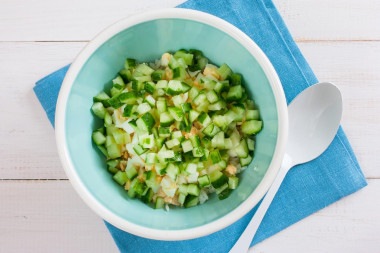Классический крабовый салат с кукурузой и рисом