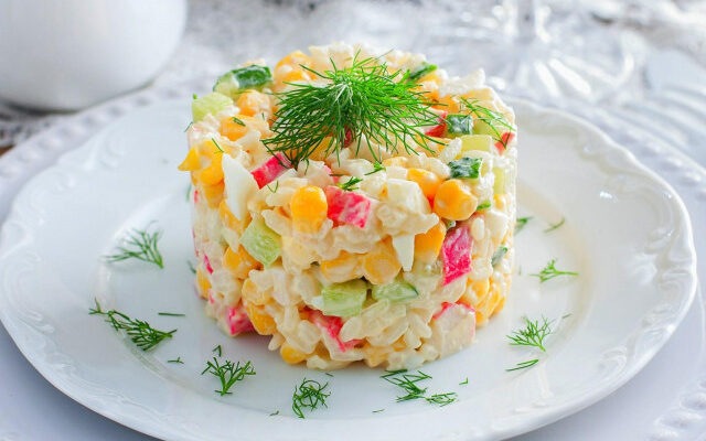Салат крабовый классический с кукурузой и рисом