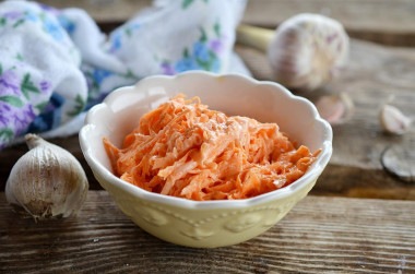 Салат из моркови с майонезом и чесноком