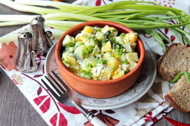 Салат с картофелем, яйцом и огурцом