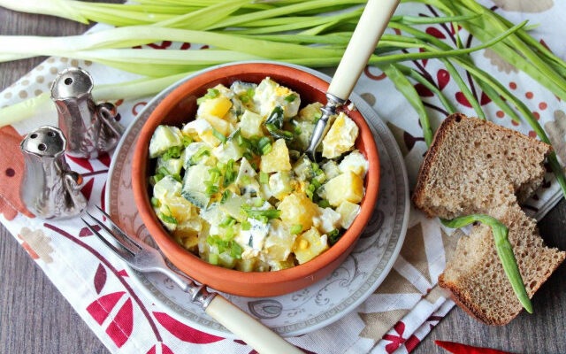 Салат с картошкой яйцом и огурцом