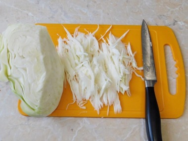 Салат с копченой колбасой, кукурузой и капустой
