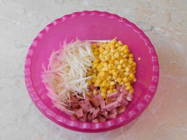 Салат с копченой колбасой, кукурузой и капустой