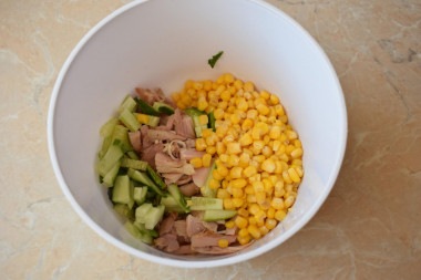 Салат с копченой курицей и кукурузой