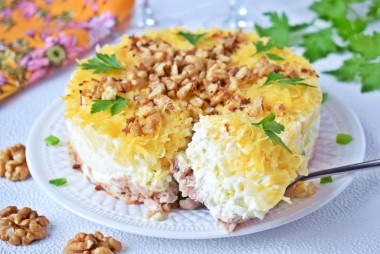 Салат с курицей, ананасами и сырной прослойкой