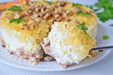 Салат с курицей, ананасами и сырной прослойкой