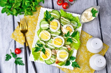 Салат с курицей, огурцом и яйцом